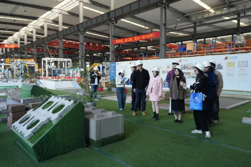 Tập trung vào nhu cầu phát triển ở nước ngoài, Công ty TNHH Quangong Machinery hợp tác với Đại học Ngoại thương và Thương mại Phúc Châu để ươm mầm những tài năng định hướng quốc tế.