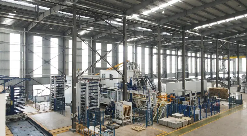 Máy làm gạch hoàn toàn tự động so với máy gạch thủ công: Hiệu suất cao hơn, chi phí nhân công thấp hơn, chất lượng tốt hơn